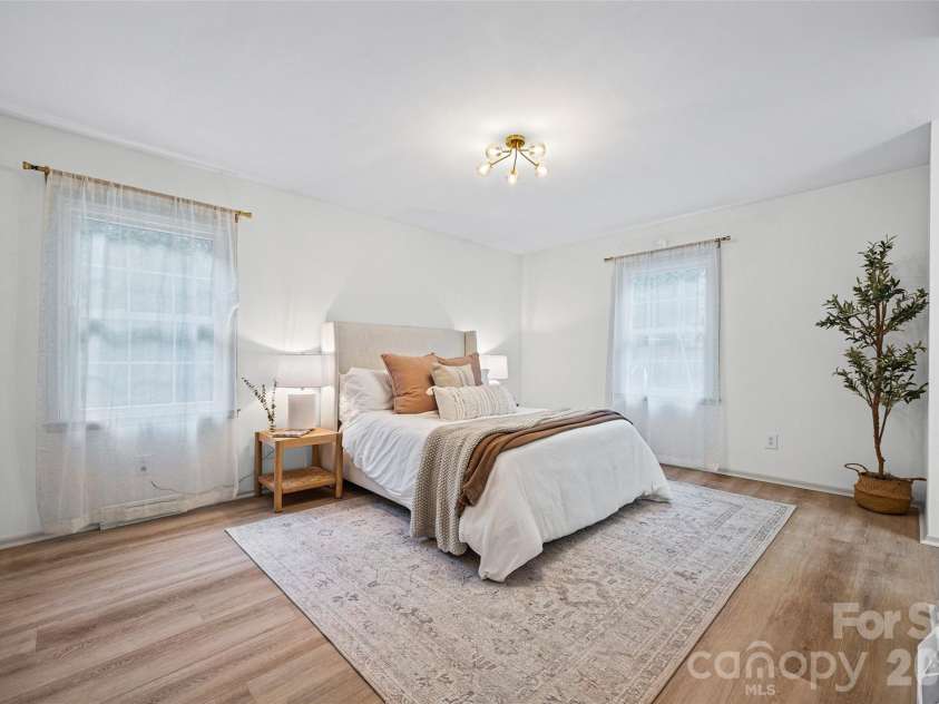 734 Charter Place, Charlotte, NC 28211.  MLS# CAR4384637, YatesRealty ID 24925. Primary suite