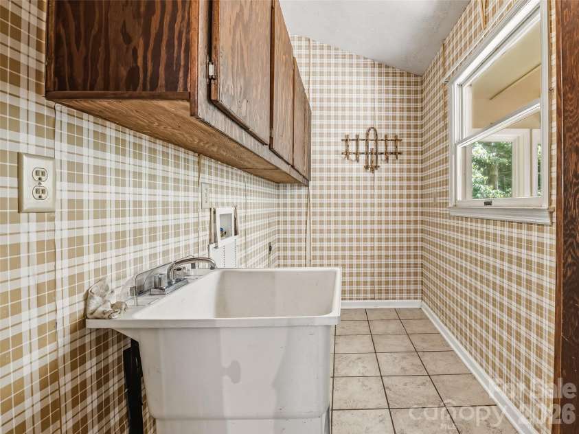 11 Woodmere Drive, Arden, NC 28704.  MLS# CAR4382384, YatesRealty ID 24926. Laundry room.