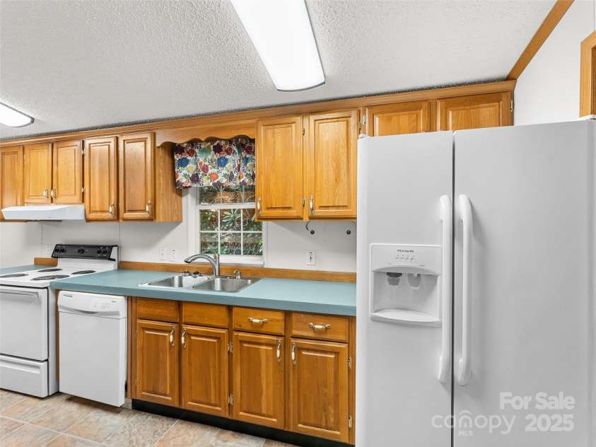 946 Turkey Pen Gap Road, Horse Shoe, NC 28742.  MLS# CAR4279493, YatesRealty ID 24926. 