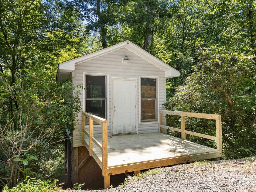 946 Turkey Pen Gap Road, Horse Shoe, NC 28742.  MLS# CAR4279493, YatesRealty ID 24926. 