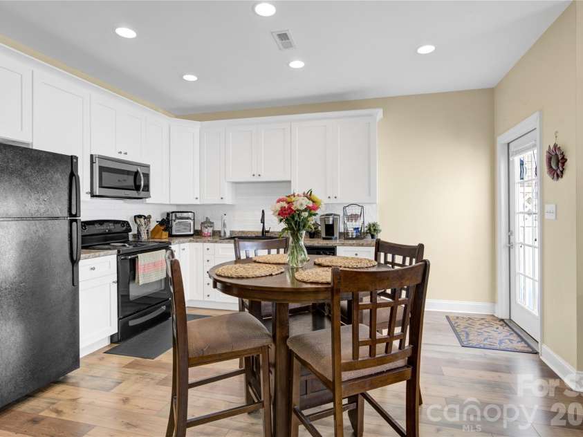 117 Sherman Oaks Lane, Mooresville, NC 28115.  MLS# CAR4382167, YatesRealty ID 24928. Kitchen