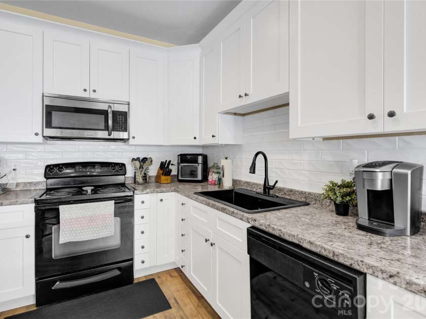 117 Sherman Oaks Lane, Mooresville, NC 28115.  MLS# CAR4382167, YatesRealty ID 24928. Kitchen