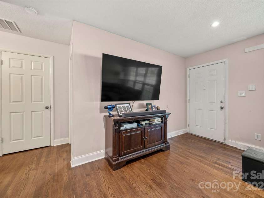 3130 Erskine Drive, Charlotte, NC 28205.  MLS# CAR4270926, YatesRealty ID 24928. 