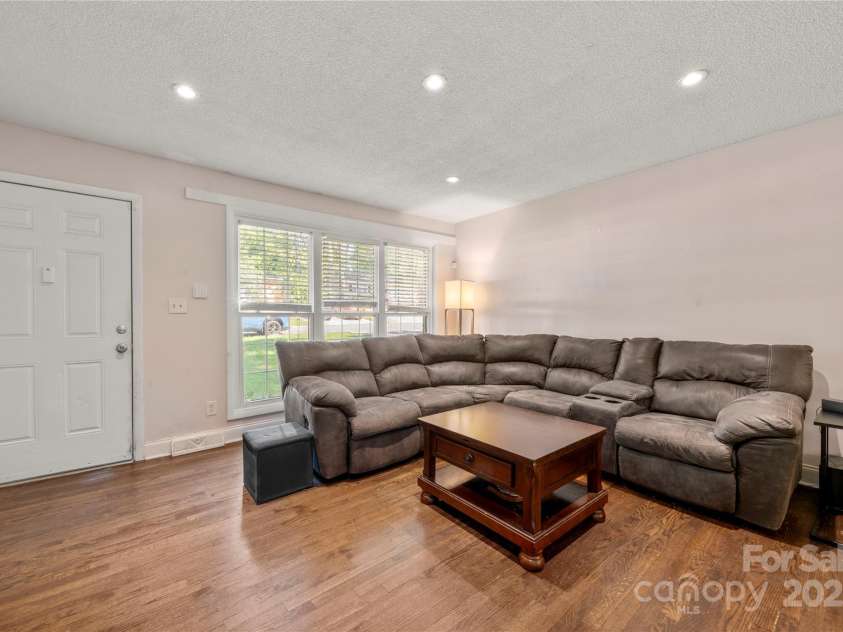 3130 Erskine Drive, Charlotte, NC 28205.  MLS# CAR4270926, YatesRealty ID 24928. 