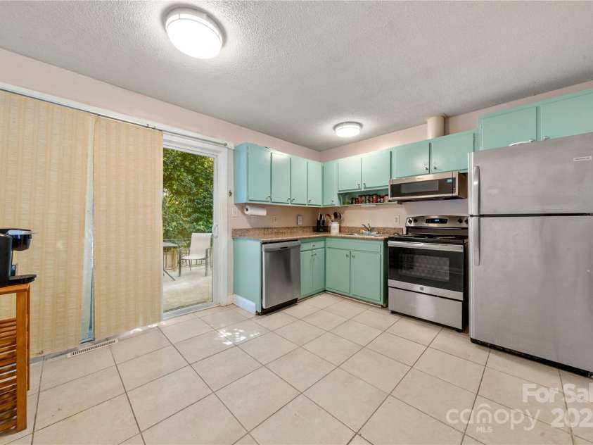 3130 Erskine Drive, Charlotte, NC 28205.  MLS# CAR4270926, YatesRealty ID 24928. 