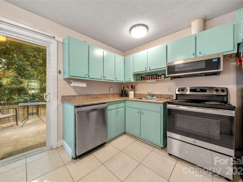 3130 Erskine Drive, Charlotte, NC 28205.  MLS# CAR4270926, YatesRealty ID 24928. 