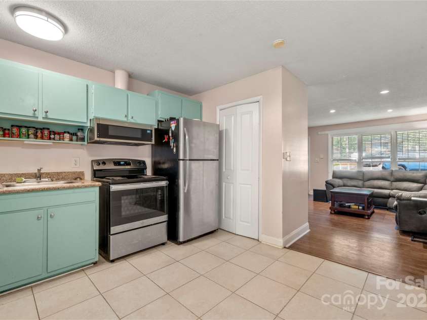 3130 Erskine Drive, Charlotte, NC 28205.  MLS# CAR4270926, YatesRealty ID 24928. 