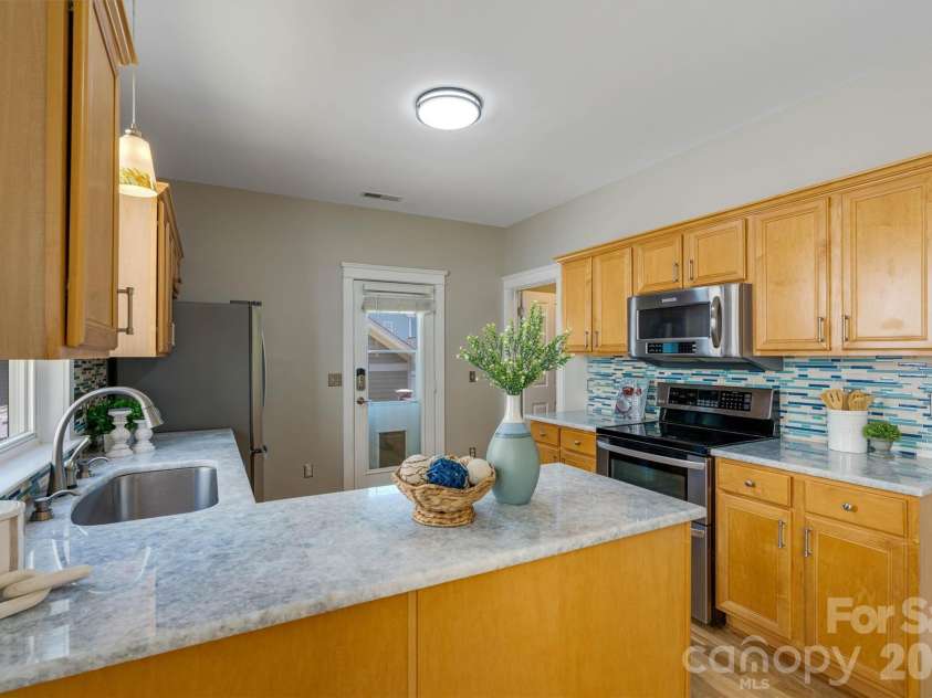 6747 Douglas Park Drive, Huntersville, NC 28078.  MLS# CAR4370341, YatesRealty ID 24932. 