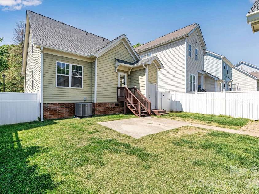 6747 Douglas Park Drive, Huntersville, NC 28078.  MLS# CAR4370341, YatesRealty ID 24932. 