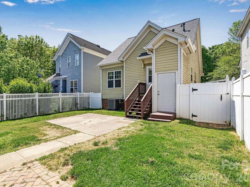 6747 Douglas Park Drive, Huntersville, NC 28078.  MLS# CAR4370341, YatesRealty ID 24932. 