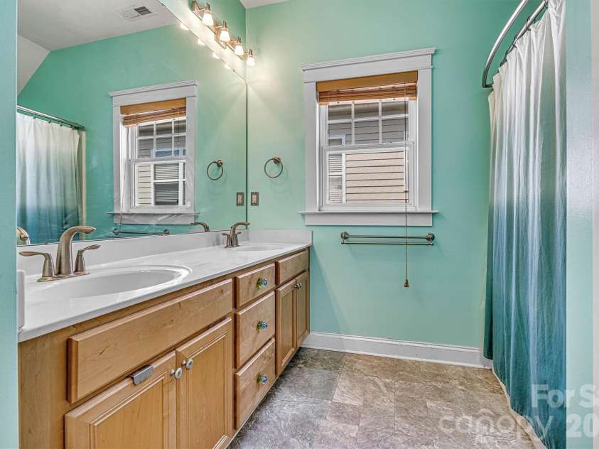 6747 Douglas Park Drive, Huntersville, NC 28078.  MLS# CAR4370341, YatesRealty ID 24932. Primary Bath 2nd Level