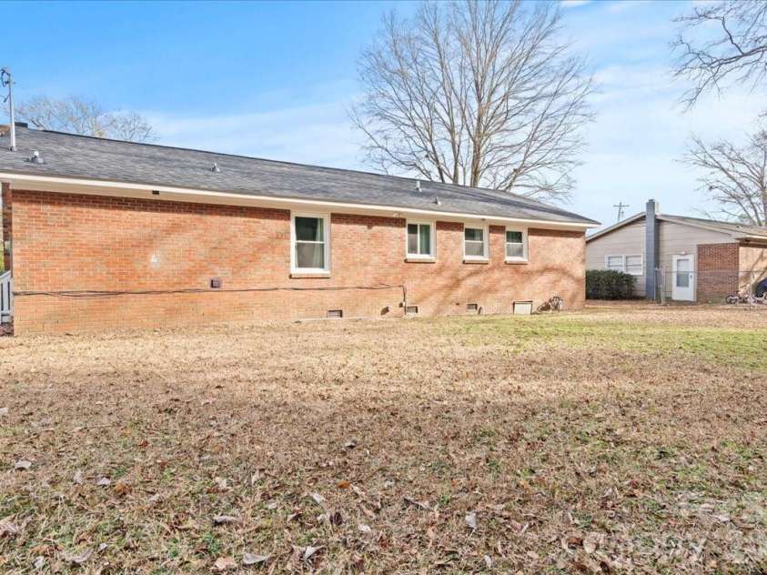 317 Thomas Street, Bennettsville, SC 29512.  MLS# CAR4340673, YatesRealty ID 24939. 