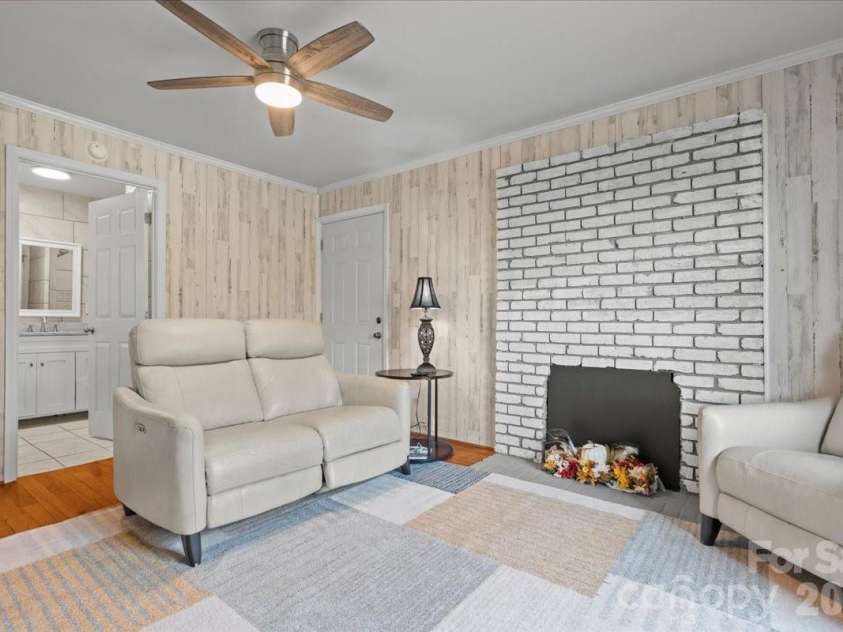 317 Thomas Street, Bennettsville, SC 29512.  MLS# CAR4340673, YatesRealty ID 24939. 