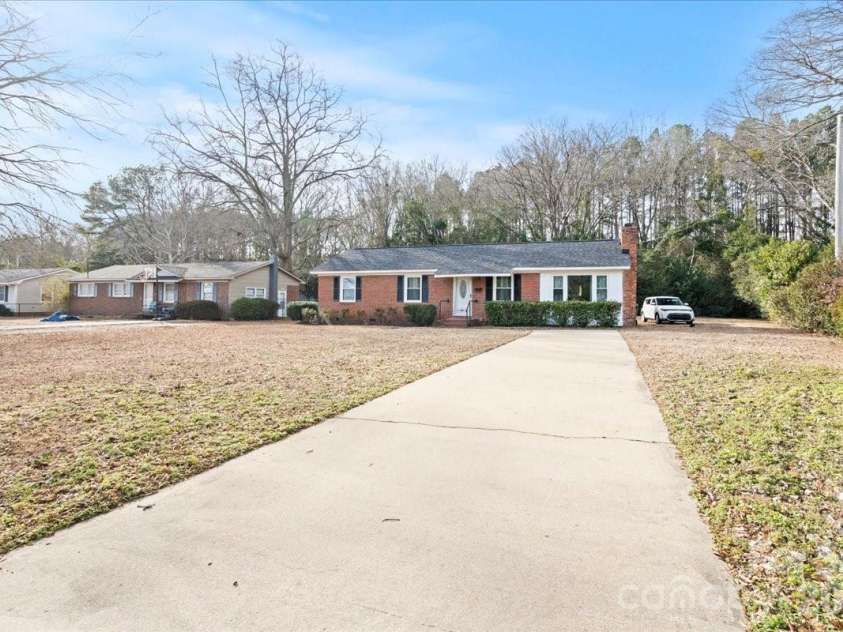 317 Thomas Street, Bennettsville, SC 29512.  MLS# CAR4340673, YatesRealty ID 24939. 
