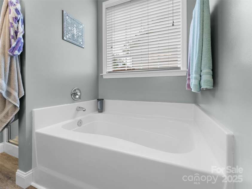 144 Haw River Road, Fletcher, NC 28732.  MLS# CAR4279865, YatesRealty ID 24943. Garden tub