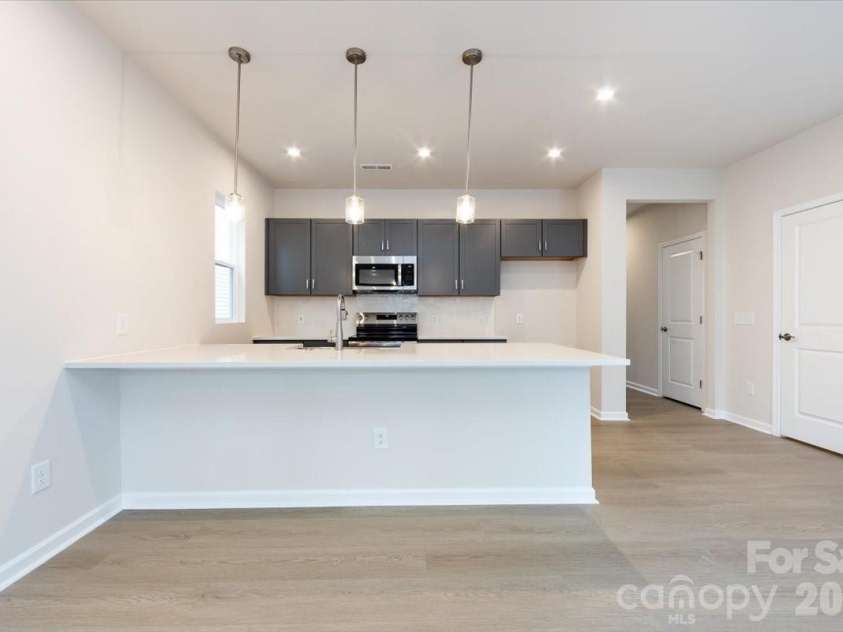 6017 Longar Lane, Charlotte, NC 28269.  MLS# CAR4356792, YatesRealty ID 24944. Large kitchen Peninsula