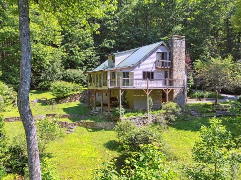 44 Rainbow Road, Highlands, NC 28741.  MLS# CAR4279105, YatesRealty ID 24947. 