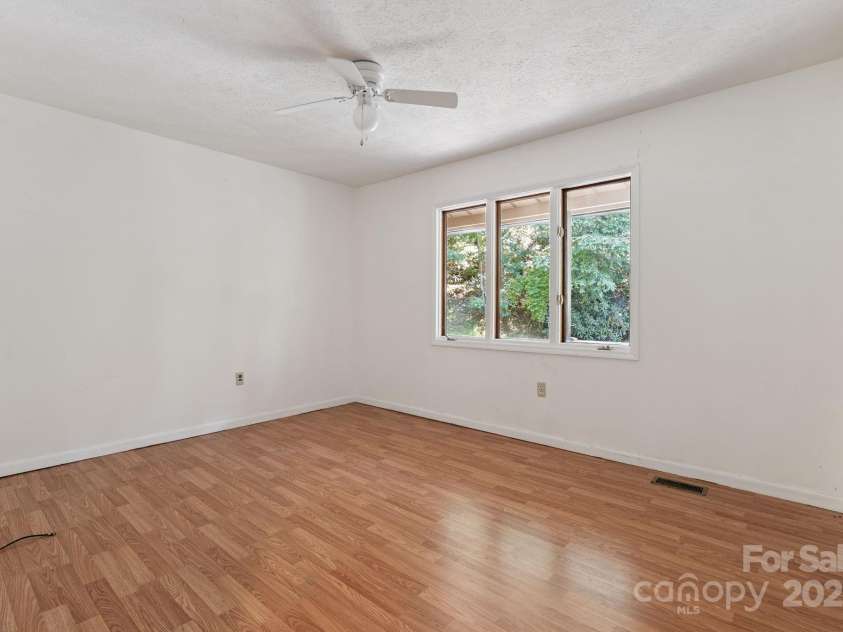 44 Rainbow Road, Highlands, NC 28741.  MLS# CAR4279105, YatesRealty ID 24947. Bonus Room on Main