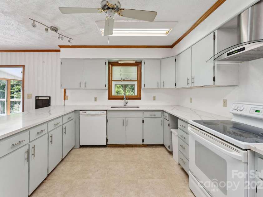 44 Rainbow Road, Highlands, NC 28741.  MLS# CAR4279105, YatesRealty ID 24947. Kitchen