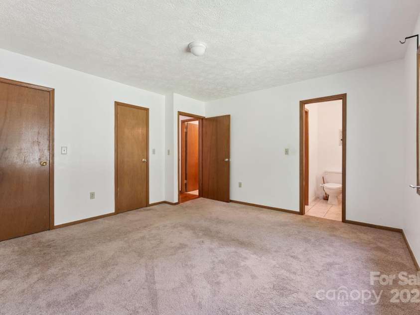 44 Rainbow Road, Highlands, NC 28741.  MLS# CAR4279105, YatesRealty ID 24947. Primary Ensuite