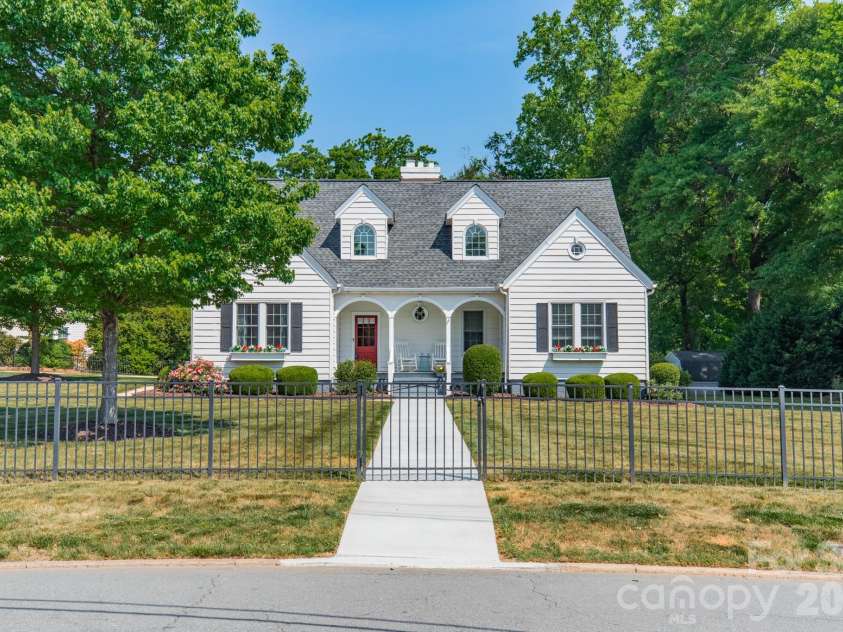 27 Circle Drive, Belmont, NC 28012.  MLS# CAR4337909, YatesRealty ID 2495. 