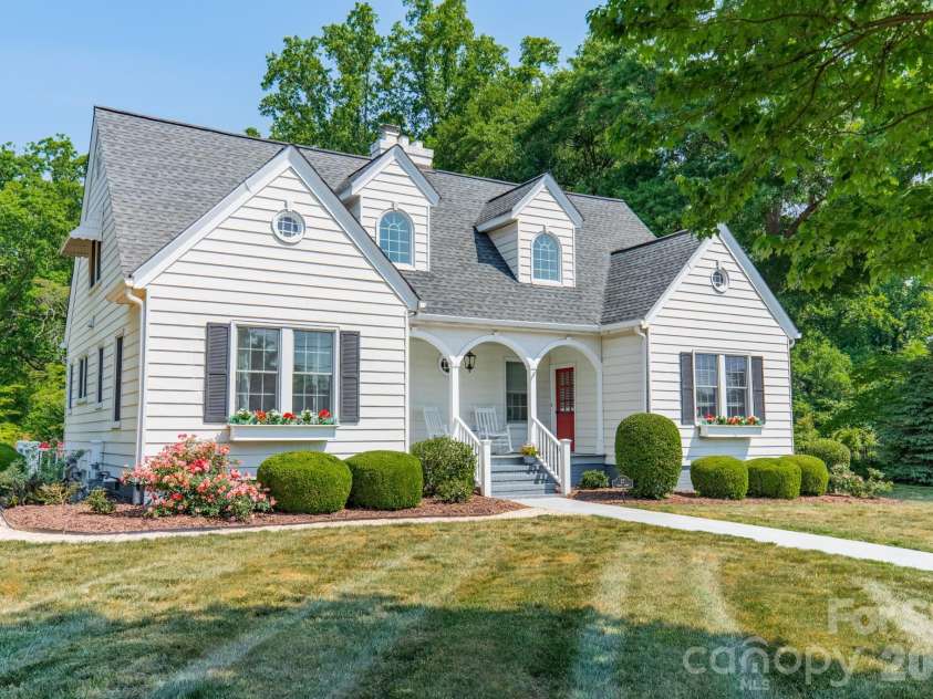 27 Circle Drive, Belmont, NC 28012.  MLS# CAR4337909, YatesRealty ID 2495. 