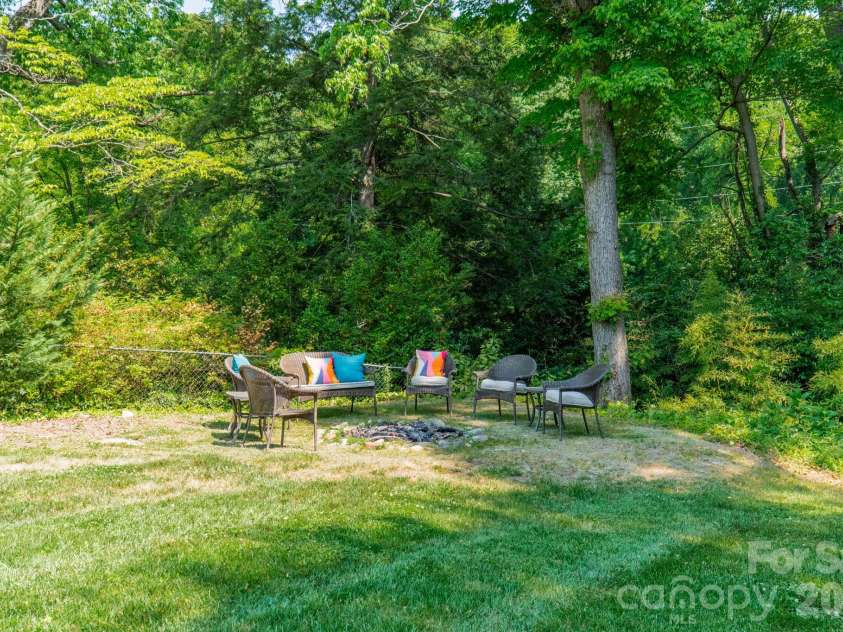 27 Circle Drive, Belmont, NC 28012.  MLS# CAR4337909, YatesRealty ID 2495. 