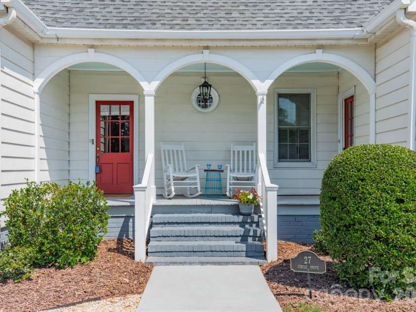 27 Circle Drive, Belmont, NC 28012.  MLS# CAR4337909, YatesRealty ID 2495. Welcome Home to 27 Circle Drive in Belmont NC