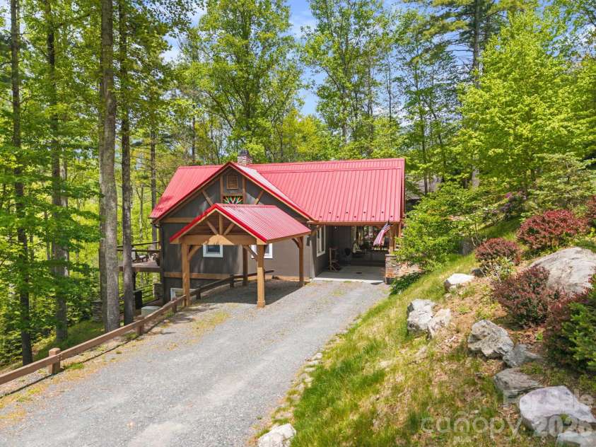 506 Crystal Mountain Road, Boone, NC 28607.  MLS# CAR4381360, YatesRealty ID 24951. 