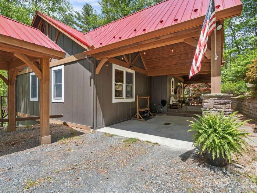 506 Crystal Mountain Road, Boone, NC 28607.  MLS# CAR4381360, YatesRealty ID 24951. 