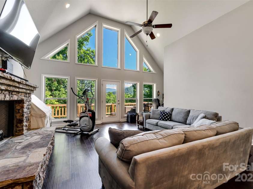 266 Egret Lane, Sylva, NC 28779.  MLS# CAR4280018, YatesRealty ID 24953. Great Room extends to 18' height all walls 9'