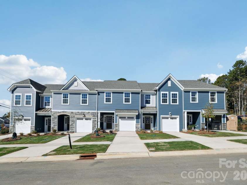 7643 Ethora Way, Charlotte, NC 28216.  MLS# CAR4345040, YatesRealty ID 24955. 