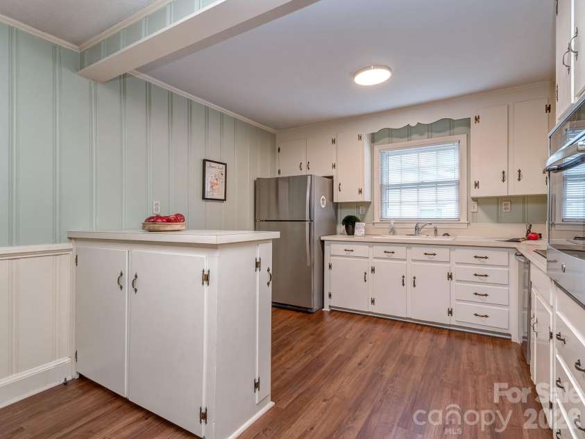 5344 Buena Vista Avenue, Charlotte, NC 28205.  MLS# CAR4381925, YatesRealty ID 24958. Kitchen