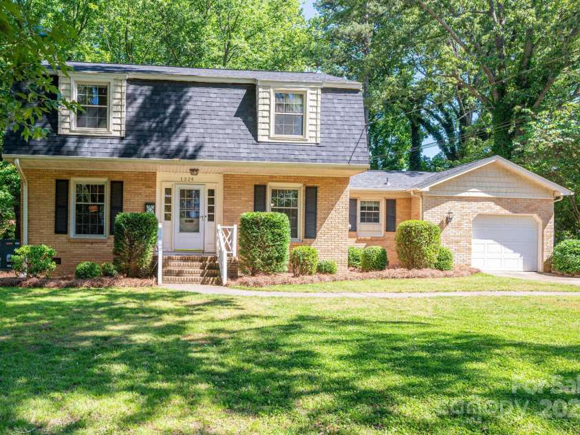 1324 Princeton Avenue, Gastonia, NC 28054.  MLS# CAR4253758, YatesRealty ID 24962. 