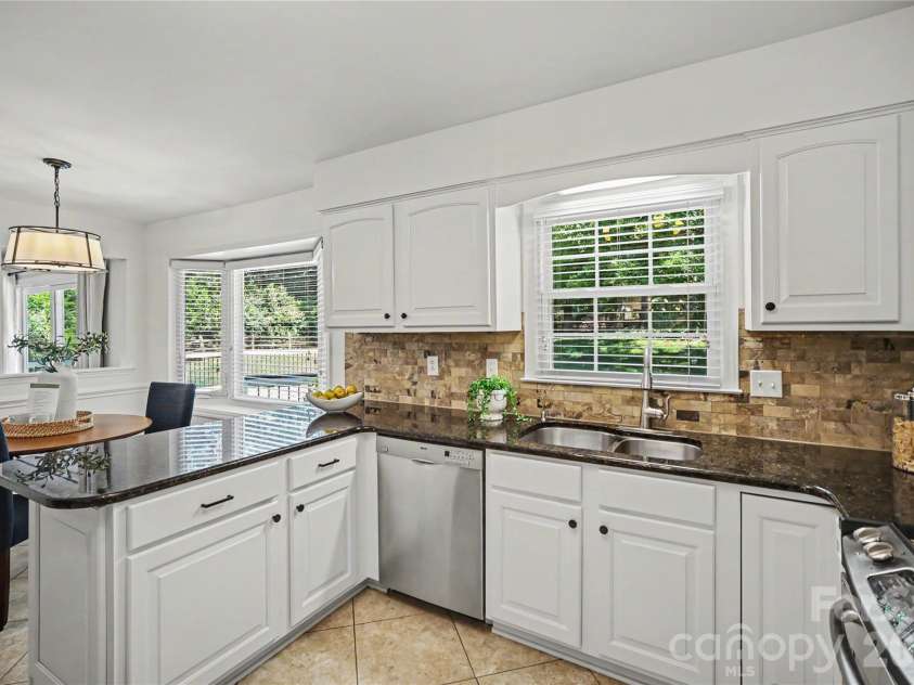 4831 Deanscroft Drive, Charlotte, NC 28226.  MLS# CAR4356037, YatesRealty ID 24964. Kitchen