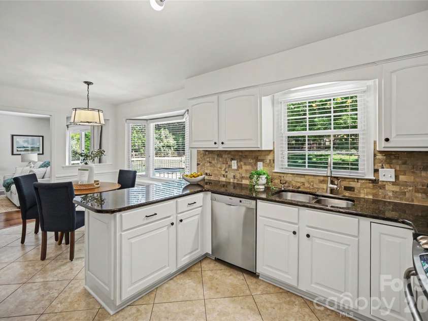 4831 Deanscroft Drive, Charlotte, NC 28226.  MLS# CAR4356037, YatesRealty ID 24964. Kitchen
