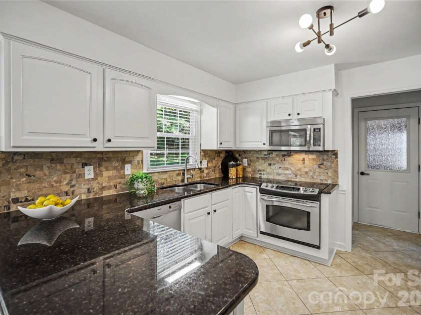 4831 Deanscroft Drive, Charlotte, NC 28226.  MLS# CAR4356037, YatesRealty ID 24964. Kitchen