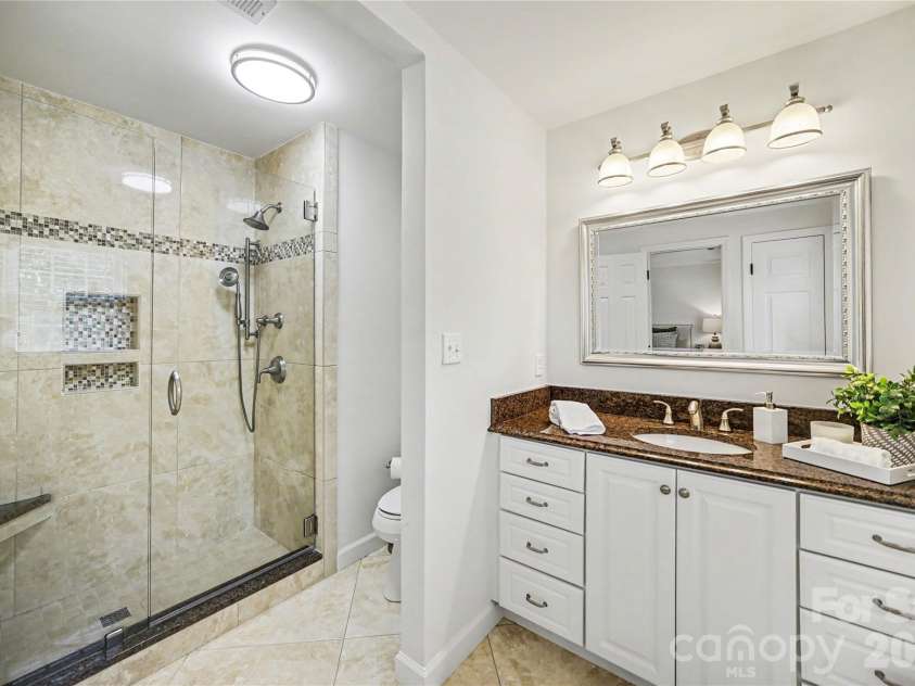 4831 Deanscroft Drive, Charlotte, NC 28226.  MLS# CAR4356037, YatesRealty ID 24964. Primary Bath