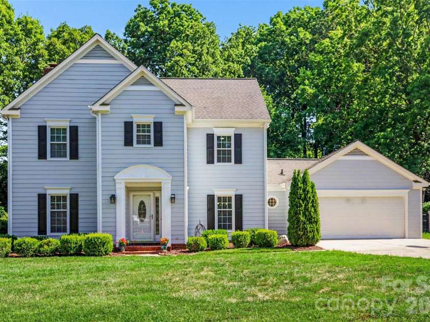 4831 Deanscroft Drive, Charlotte, NC 28226.  MLS# CAR4356037, YatesRealty ID 24964. Welcome Home!