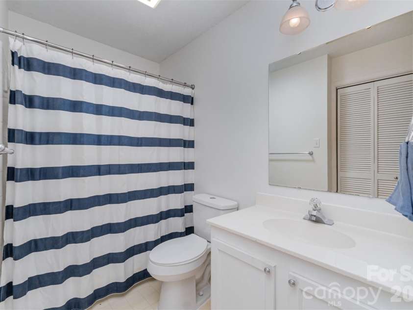 3001 Heathstead Place, Charlotte, NC 28210.  MLS# CAR4287367, YatesRealty ID 24965. HALL FULL BATH FRESHLY PAINTED A BRIGHT WHITE AND REFINISHED BATHTUB
