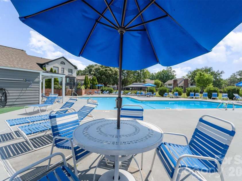 3001 Heathstead Place, Charlotte, NC 28210.  MLS# CAR4287367, YatesRealty ID 24965. PLENTY OF TABLE AND CHAIRS