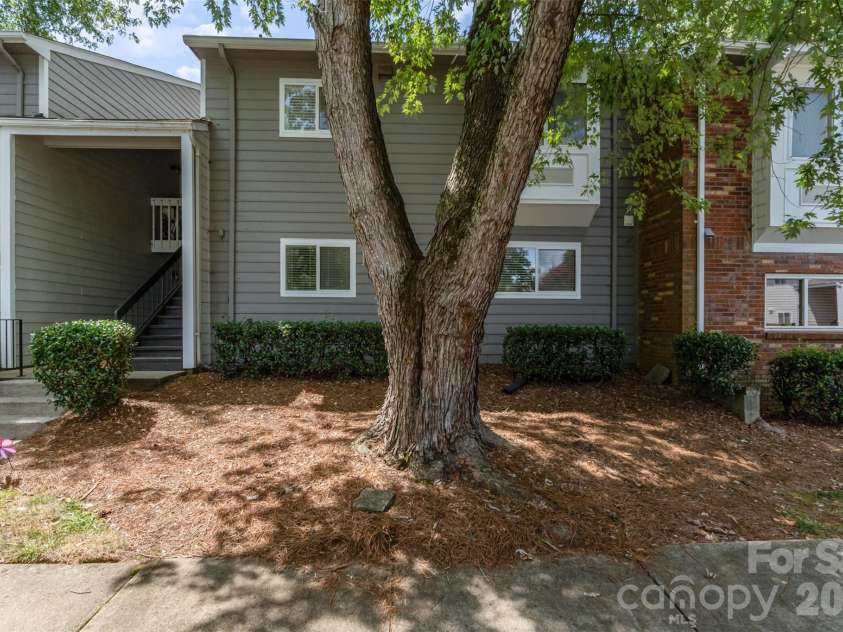 3001 Heathstead Place, Charlotte, NC 28210.  MLS# CAR4287367, YatesRealty ID 24965. WELCOME HOME TO 3001 HEATHSTEAD PLACE