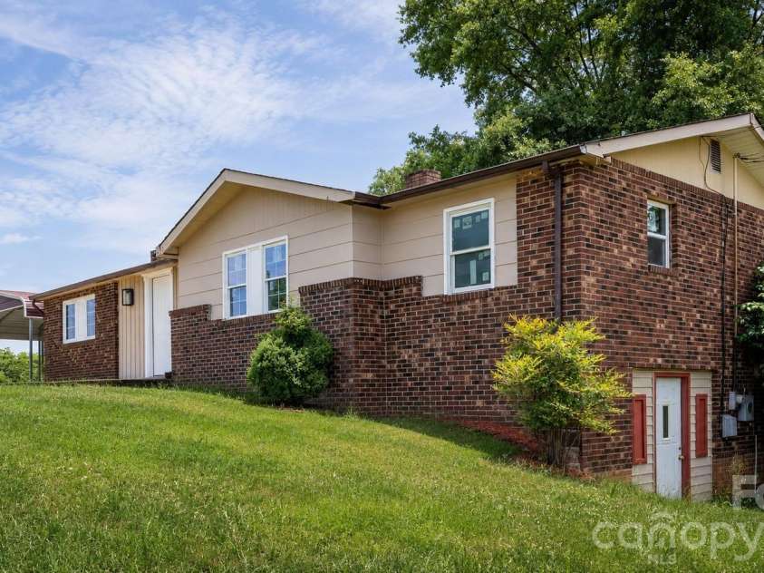 607 Carlos Street, Shelby, NC 28152.  MLS# CAR4381384, YatesRealty ID 24967. 