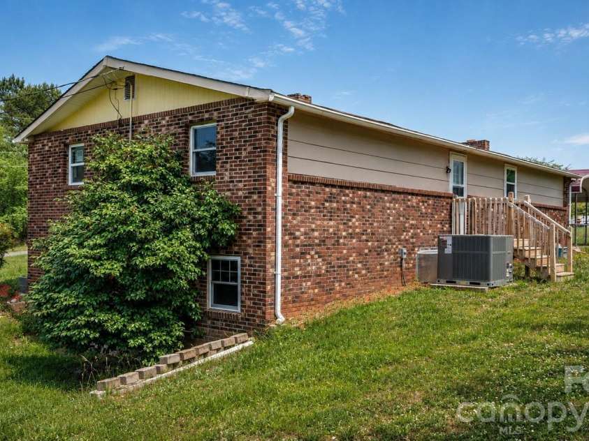607 Carlos Street, Shelby, NC 28152.  MLS# CAR4381384, YatesRealty ID 24967. 