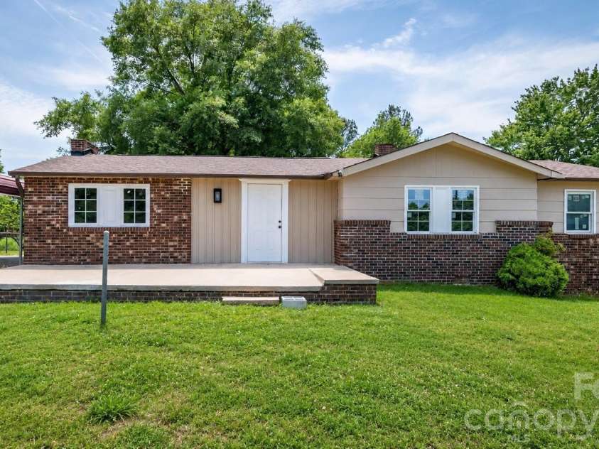 607 Carlos Street, Shelby, NC 28152.  MLS# CAR4381384, YatesRealty ID 24967. 