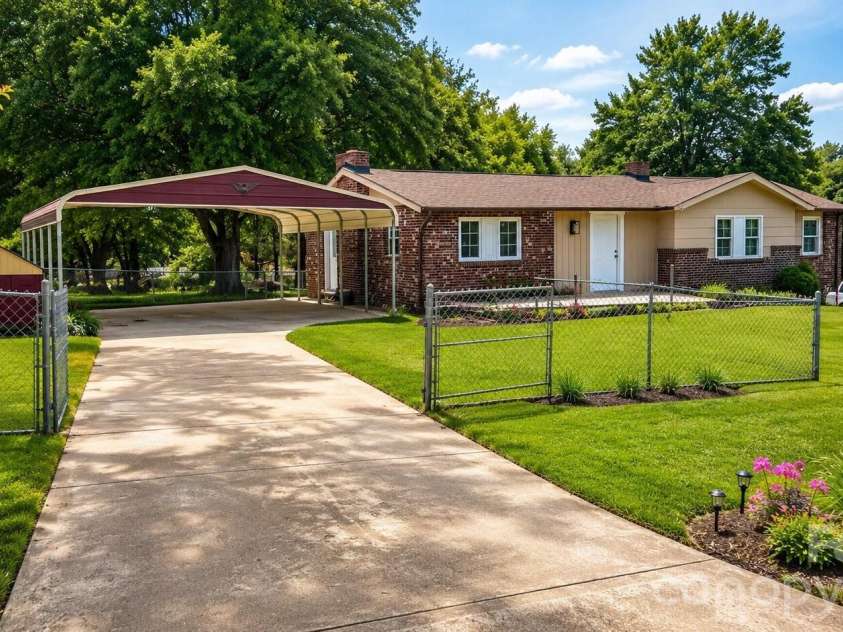 607 Carlos Street, Shelby, NC 28152.  MLS# CAR4381384, YatesRealty ID 24967. 