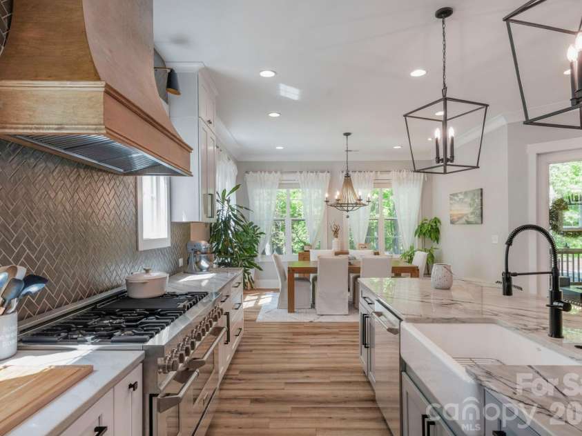 365 Stone Cliff Lane, Clover, SC 29710.  MLS# CAR4365360, YatesRealty ID 24968. Gourmet kitchen
