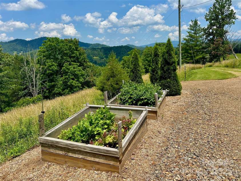 448 Hopson Heritage Lane, Burnsville, NC 28740.  MLS# CAR4275038, YatesRealty ID 24968. 