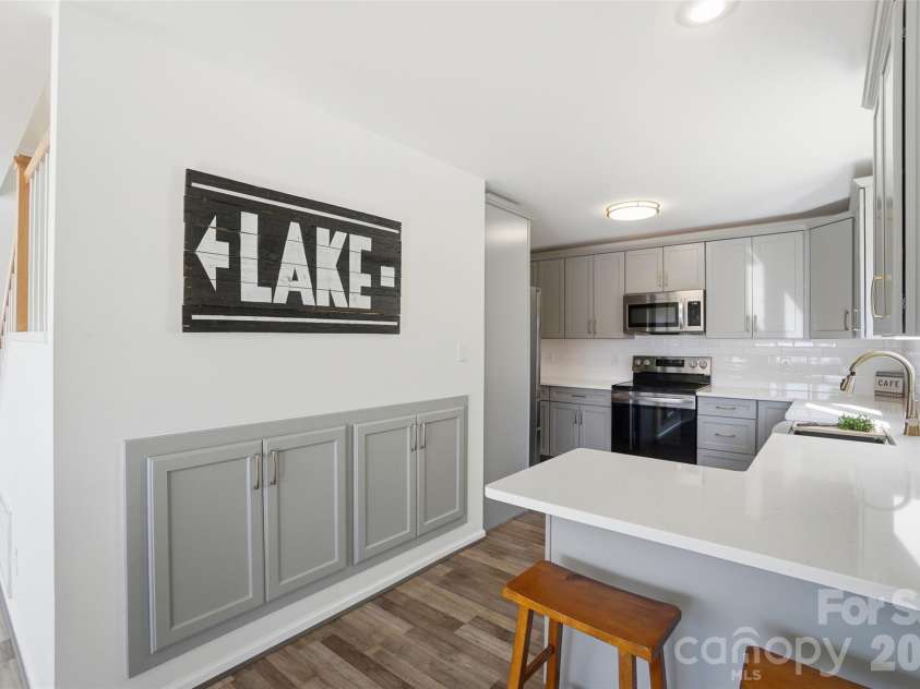 449 Island View Drive, Lexington, NC 27292.  MLS# CAR4368104, YatesRealty ID 24970. Brand New Kitchen