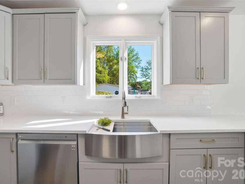 449 Island View Drive, Lexington, NC 27292.  MLS# CAR4368104, YatesRealty ID 24970. Farmhouse Sink